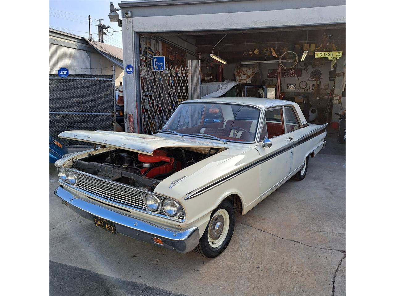 Ford-Fairlane-1963-Cream-white-Red-and-cream-white-8