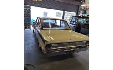 Ford-Fairlane-1963-Cream-white-Red-and-cream-white-9