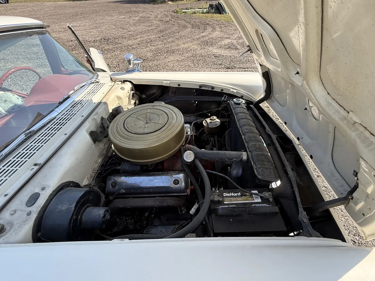 Ford-Fairlane-500-skyliner-1957-White-Red-1