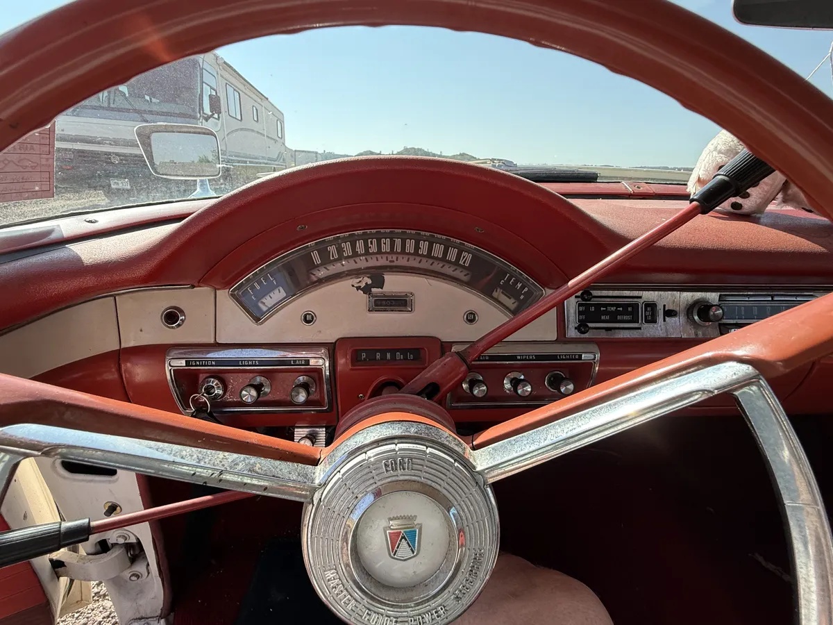 Ford-Fairlane-500-skyliner-1957-White-Red-2