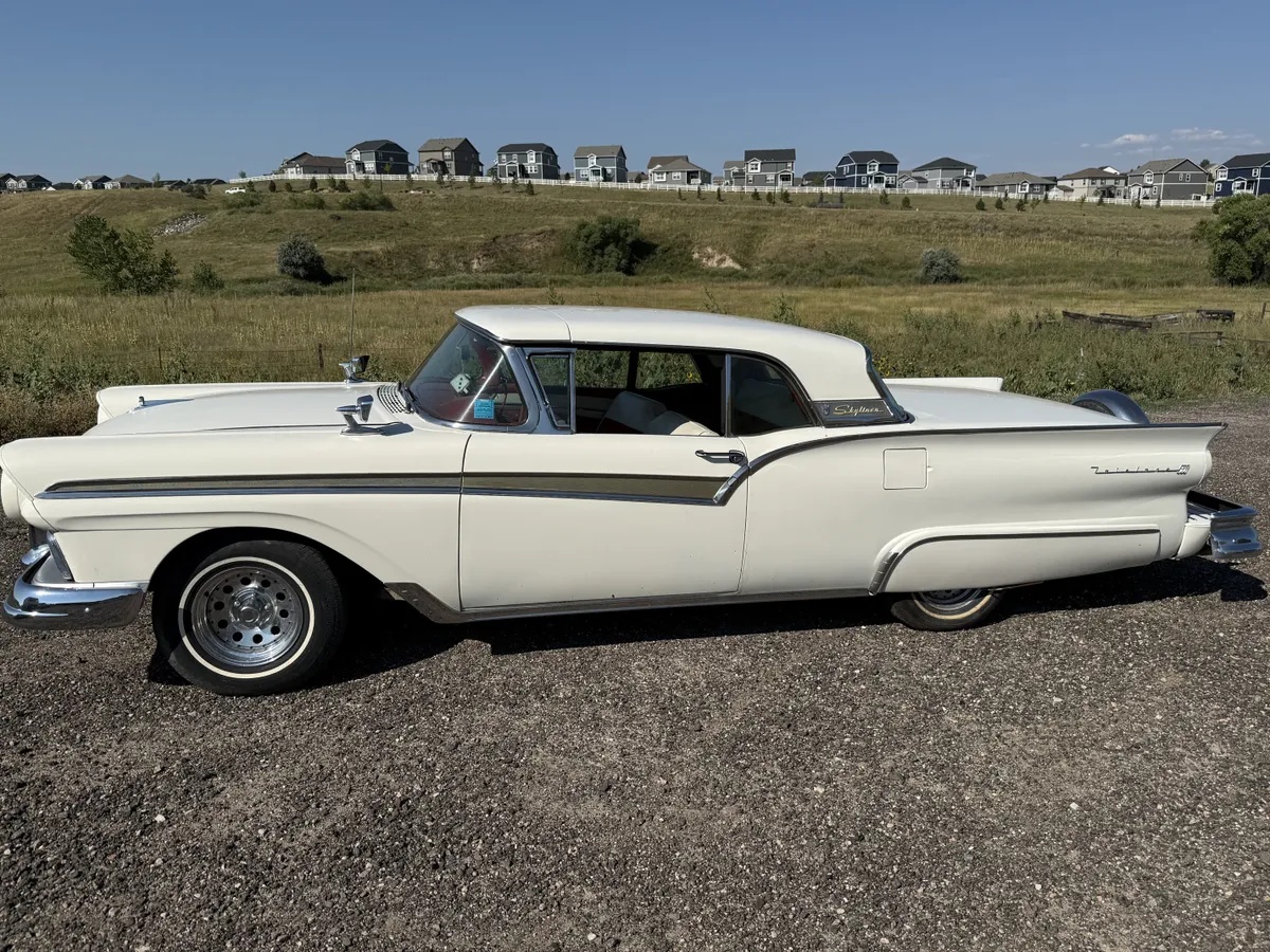 Ford-Fairlane-500-skyliner-1957-White-Red-3