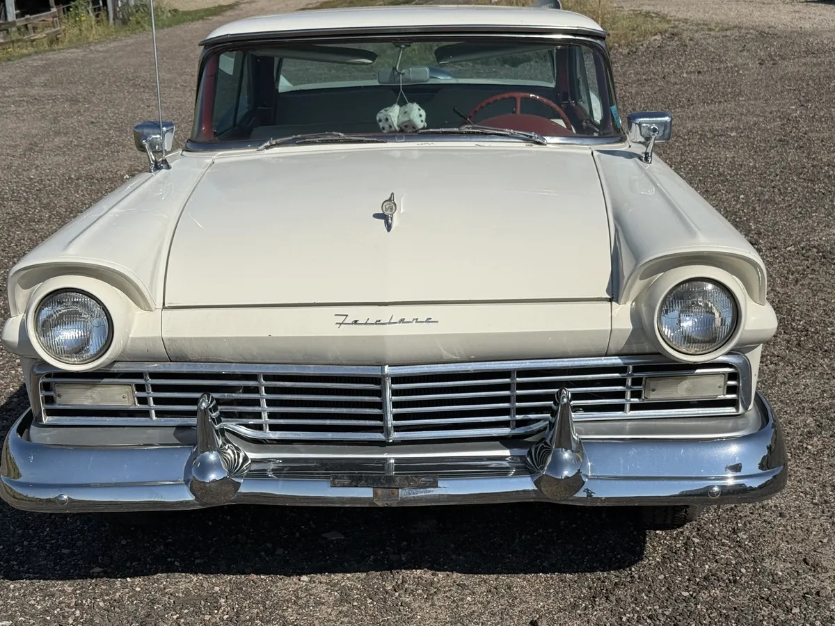 Ford-Fairlane-500-skyliner-1957-White-Red-5