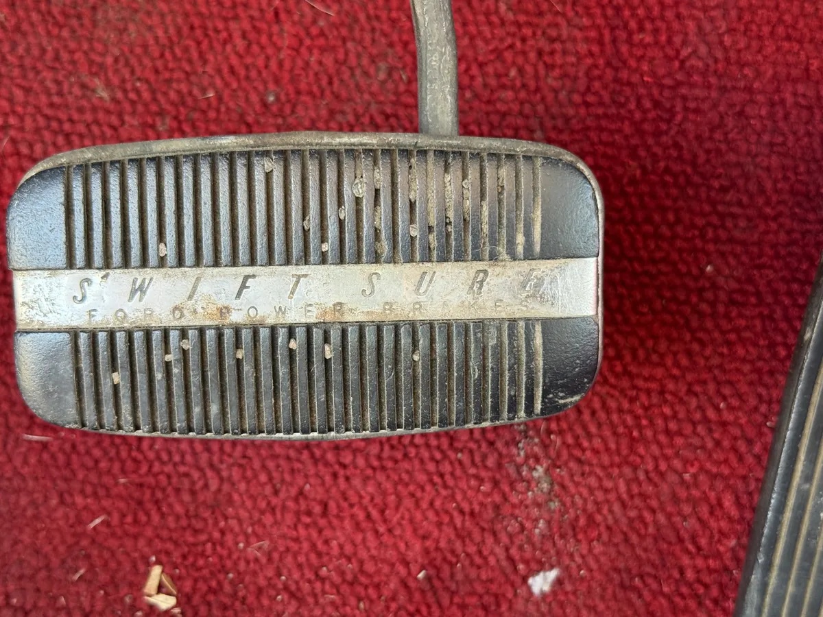 Ford-Fairlane-500-skyliner-1957-White-Red-9