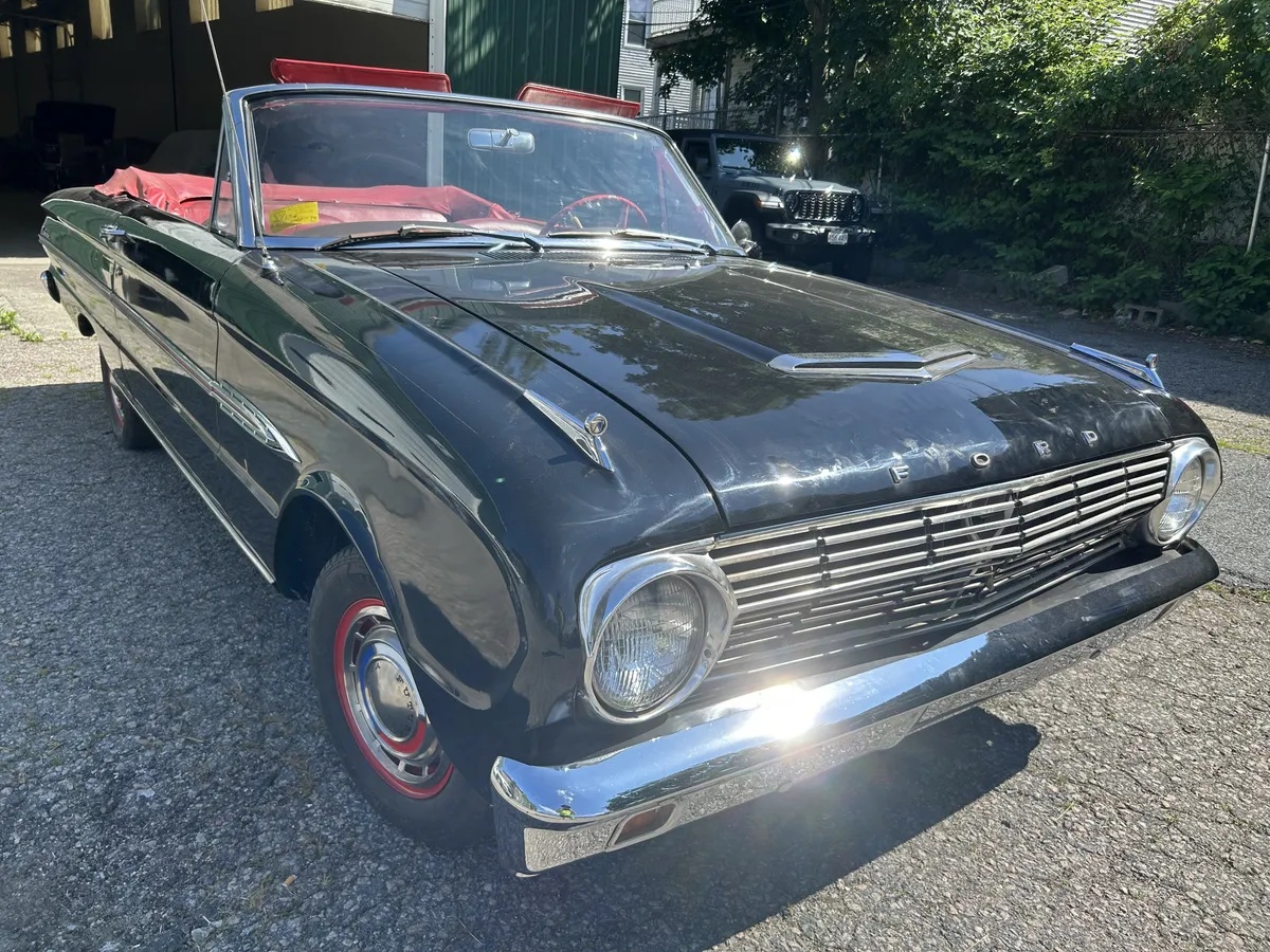 Ford-Falcon-1963-Black-Red-1