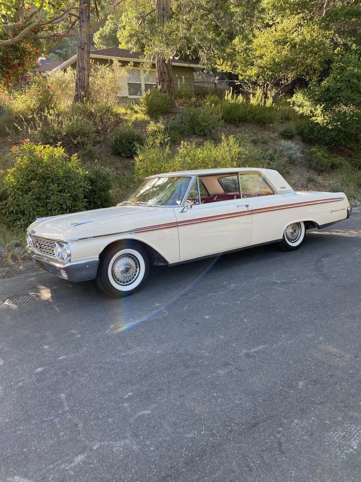 Ford-Galaxie-1962-Corinthian-White-Red-Crush-Vinyl