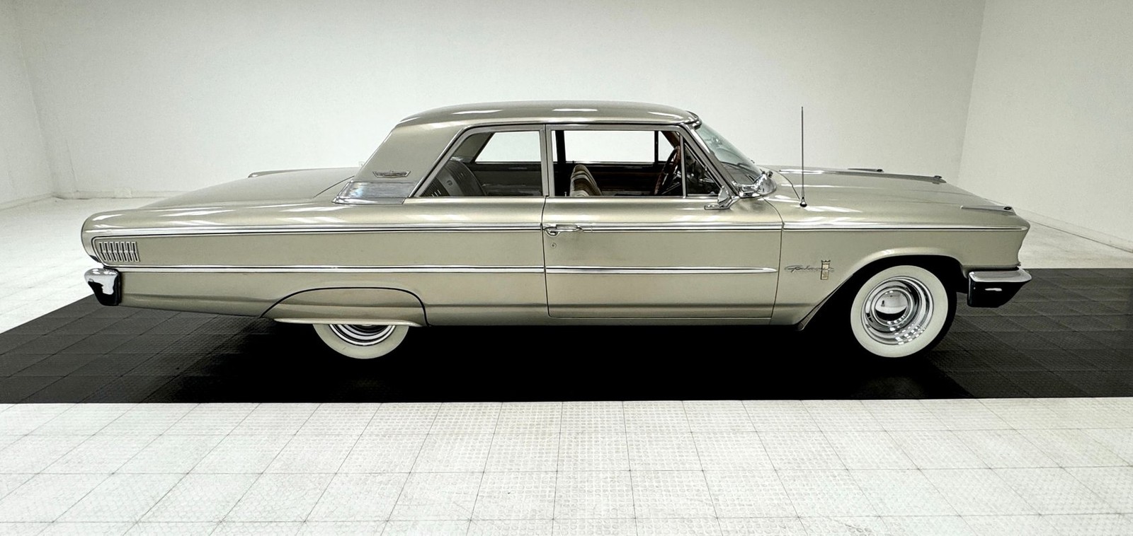 Ford-Galaxie-1963-Sedan-5