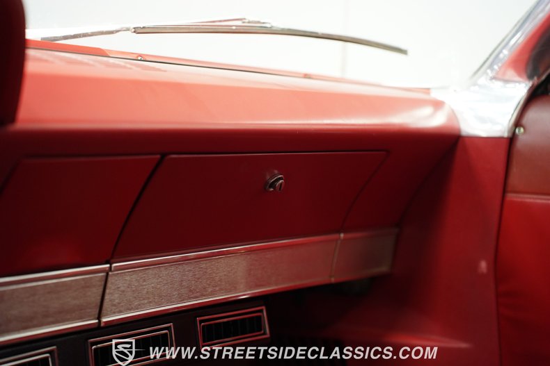 Ford-Galaxie-1965-Wimbledon-White-Red-40