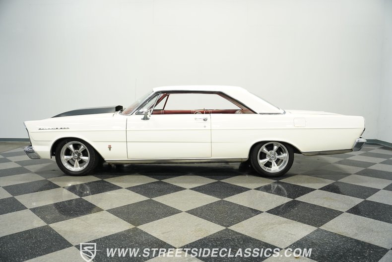 Ford-Galaxie-1965-Wimbledon-White-Red