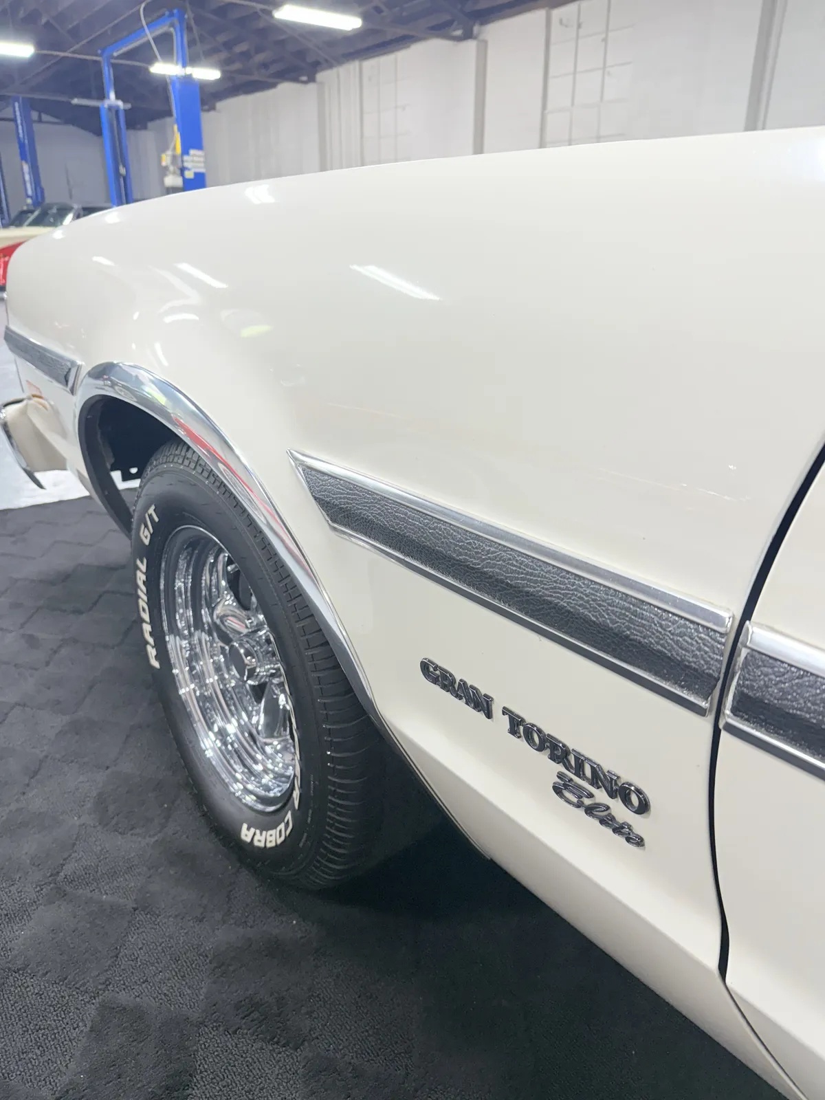 Ford-Gran-torino-1974-White-Black-1