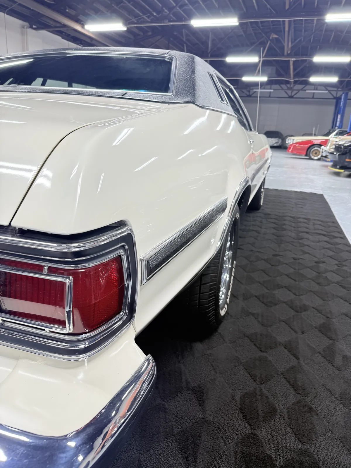 Ford-Gran-torino-1974-White-Black-1
