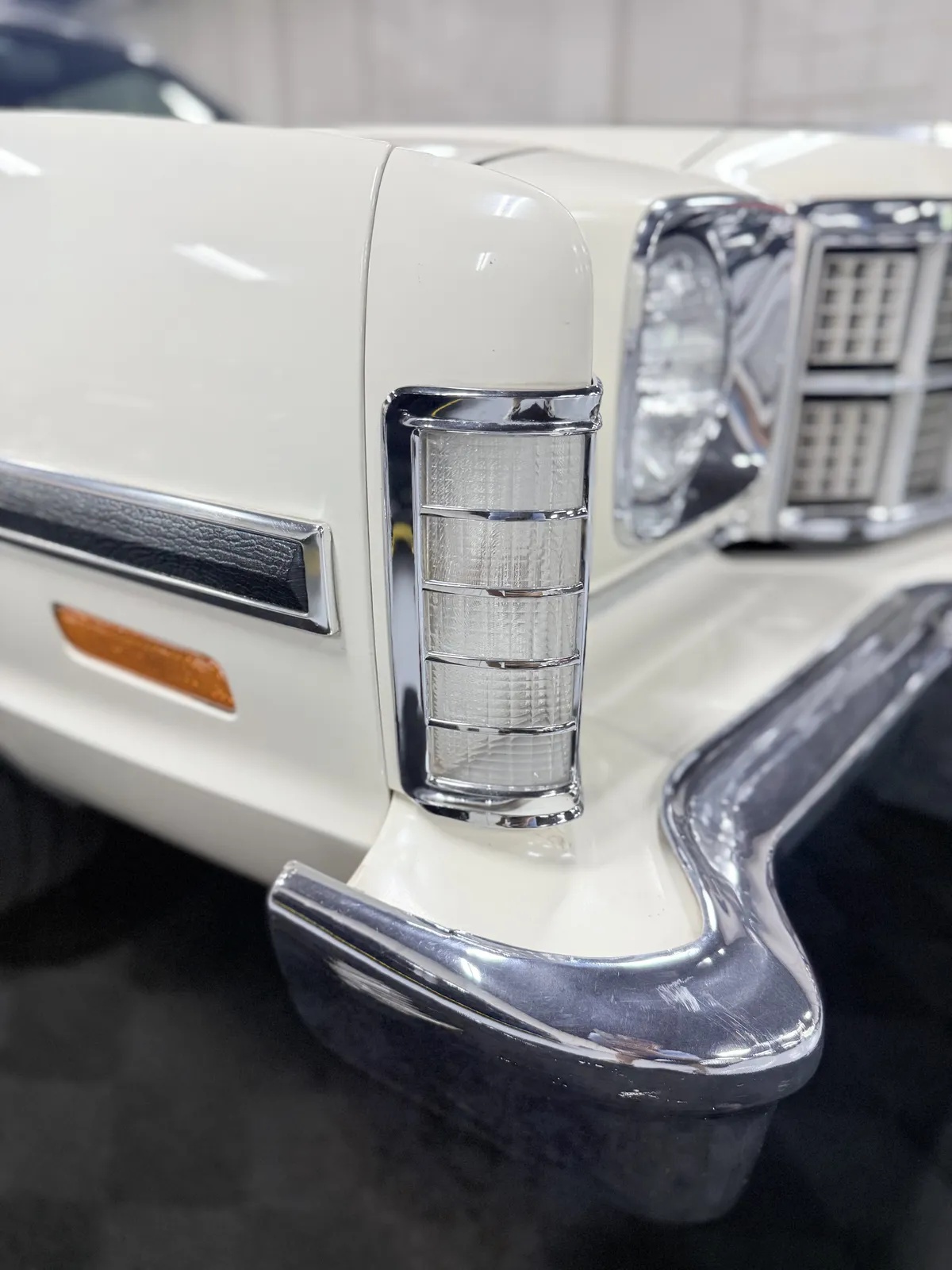 Ford-Gran-torino-1974-White-Black-10