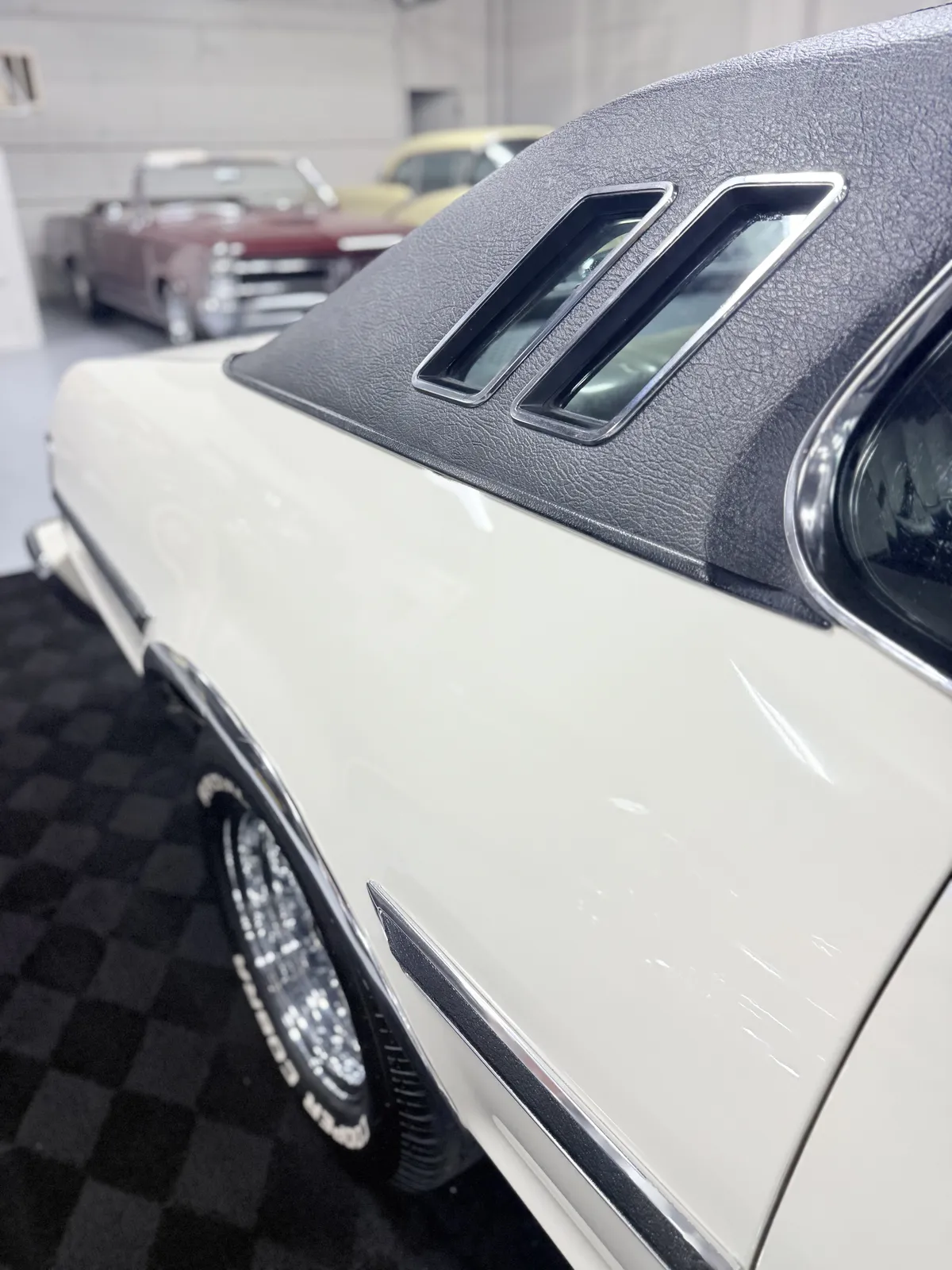 Ford-Gran-torino-1974-White-Black-10