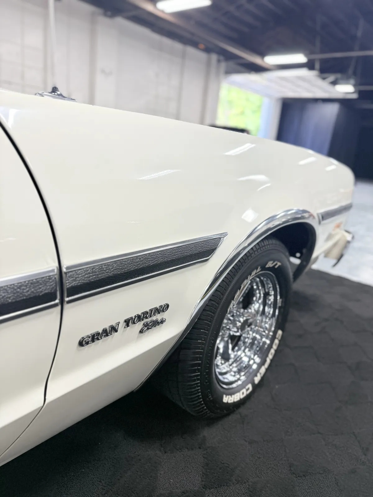 Ford-Gran-torino-1974-White-Black-11