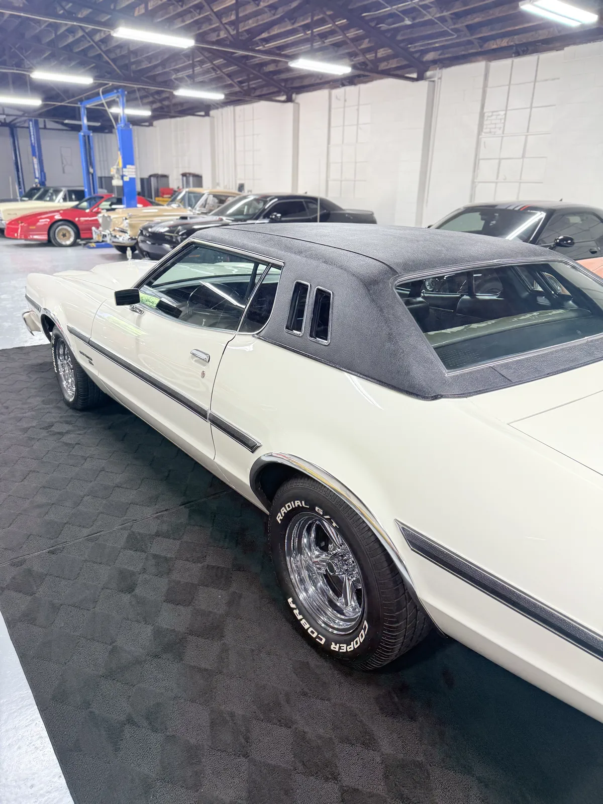 Ford-Gran-torino-1974-White-Black-11