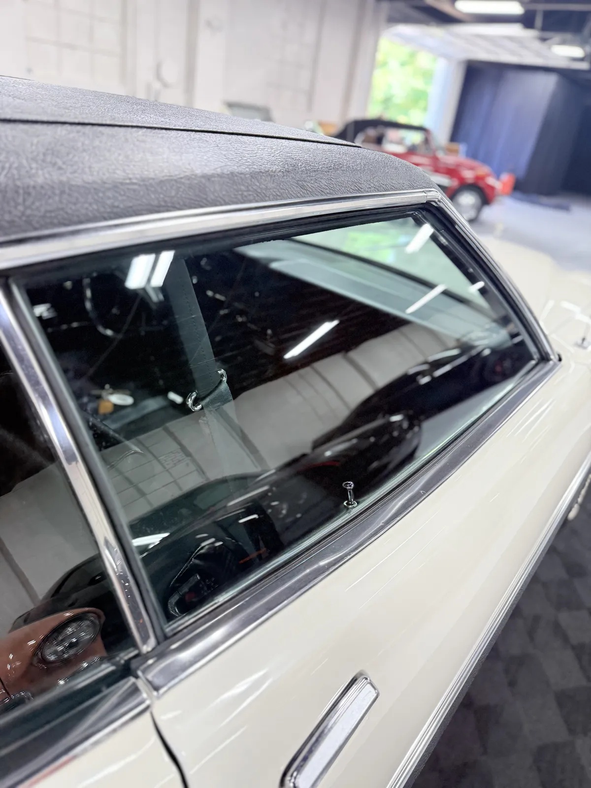 Ford-Gran-torino-1974-White-Black-12