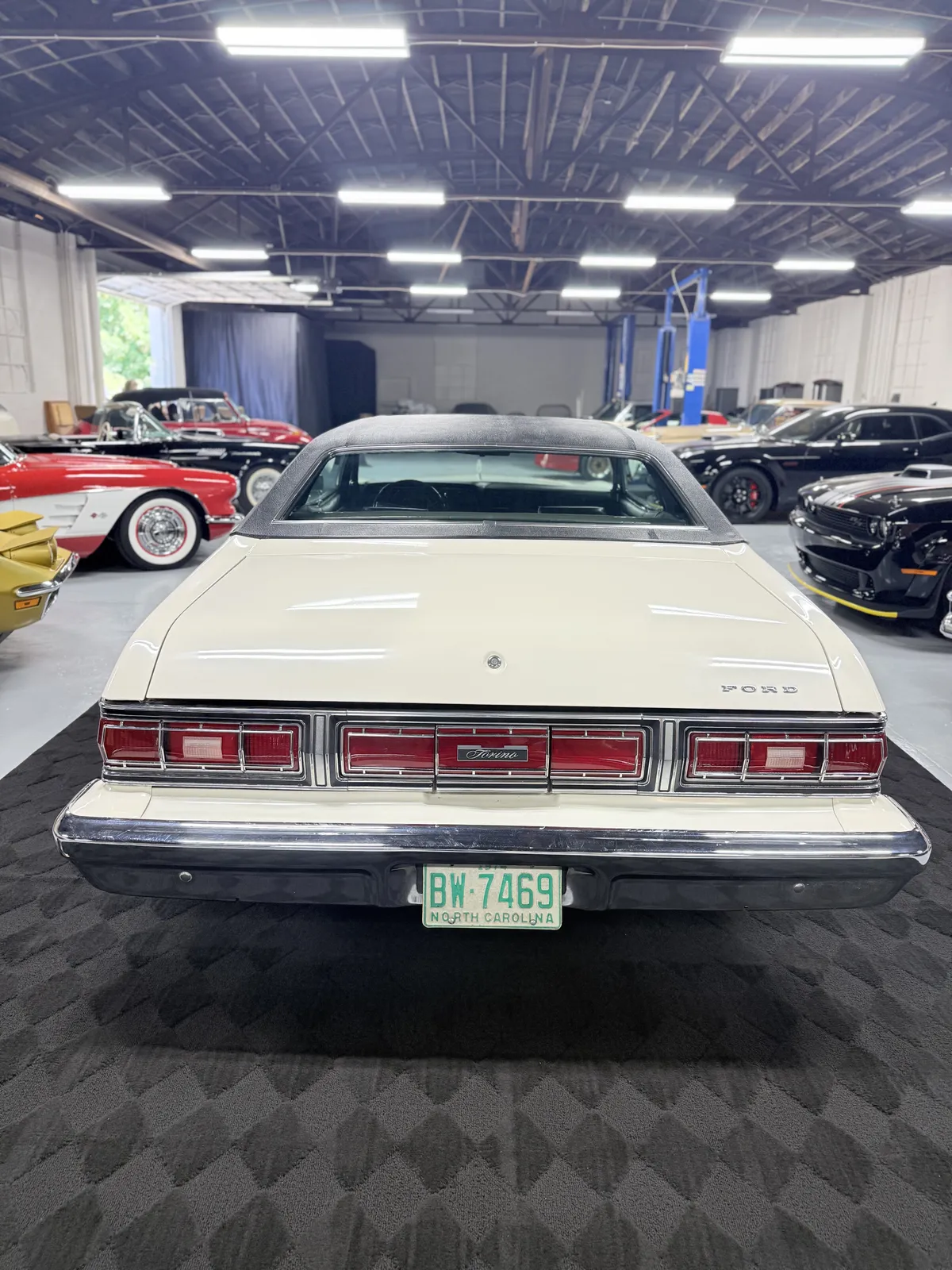 Ford-Gran-torino-1974-White-Black-14