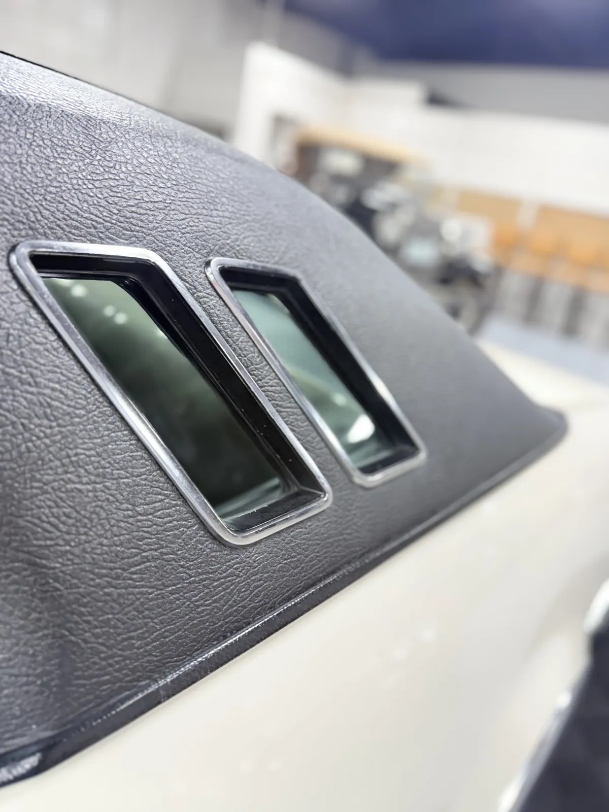 Ford-Gran-torino-1974-White-Black-15