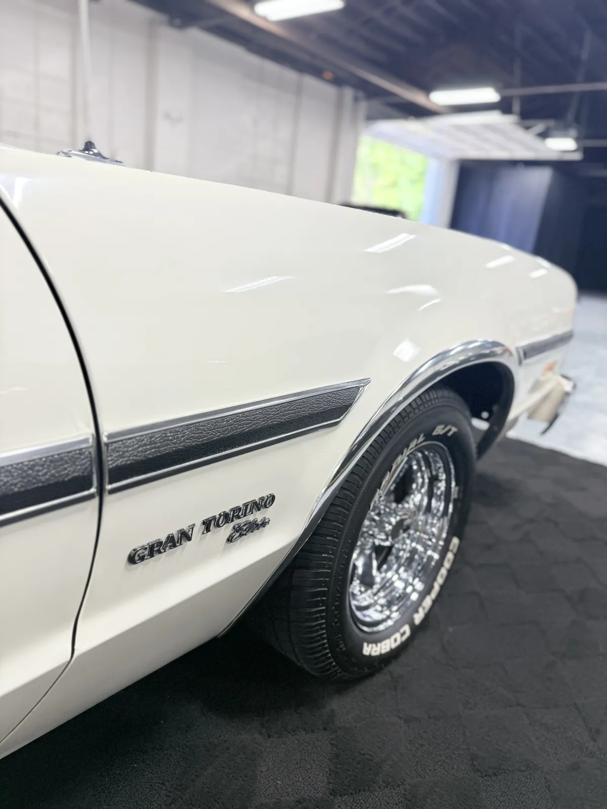 Ford-Gran-torino-1974-White-Black-15