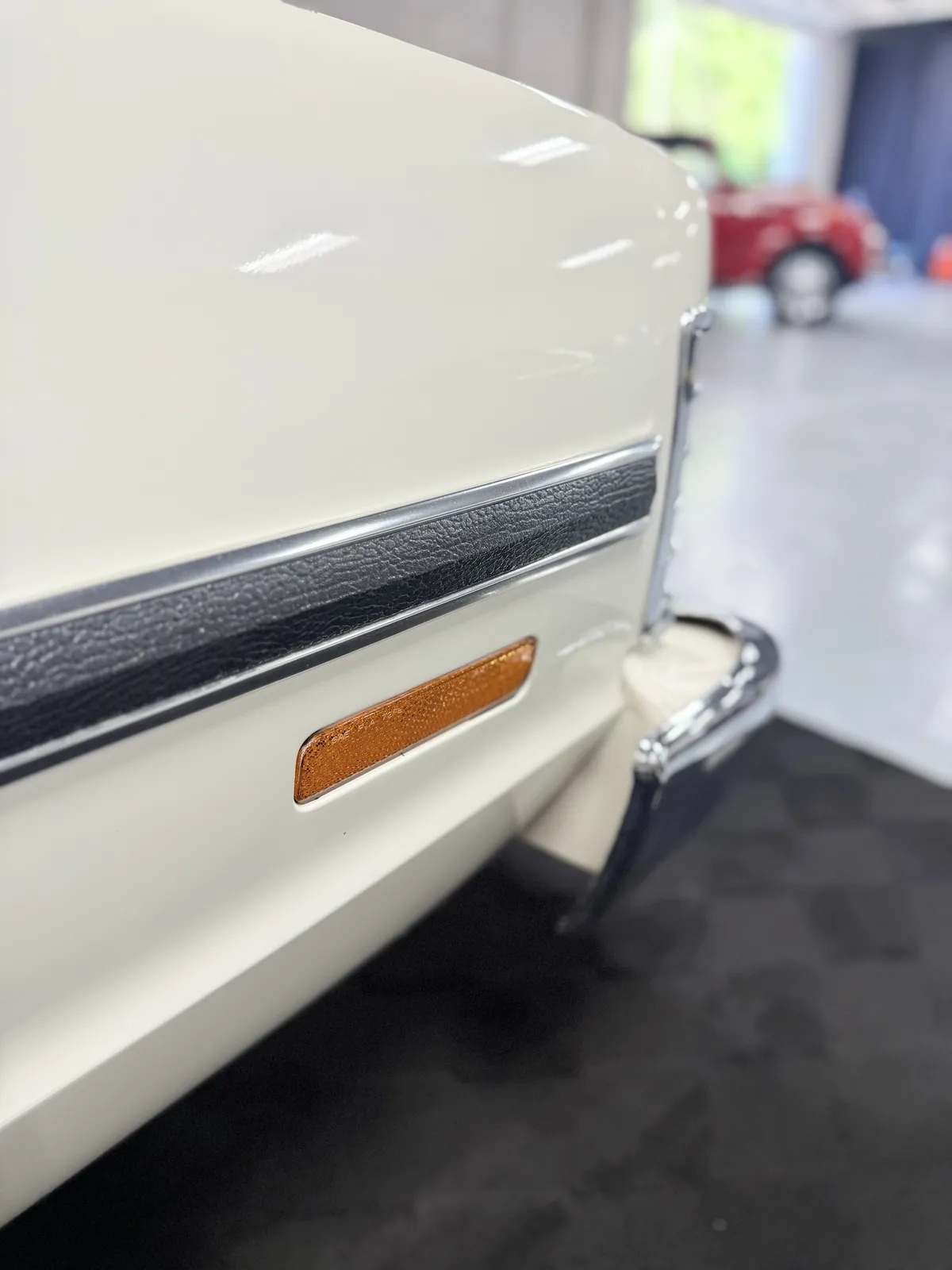 Ford-Gran-torino-1974-White-Black-17