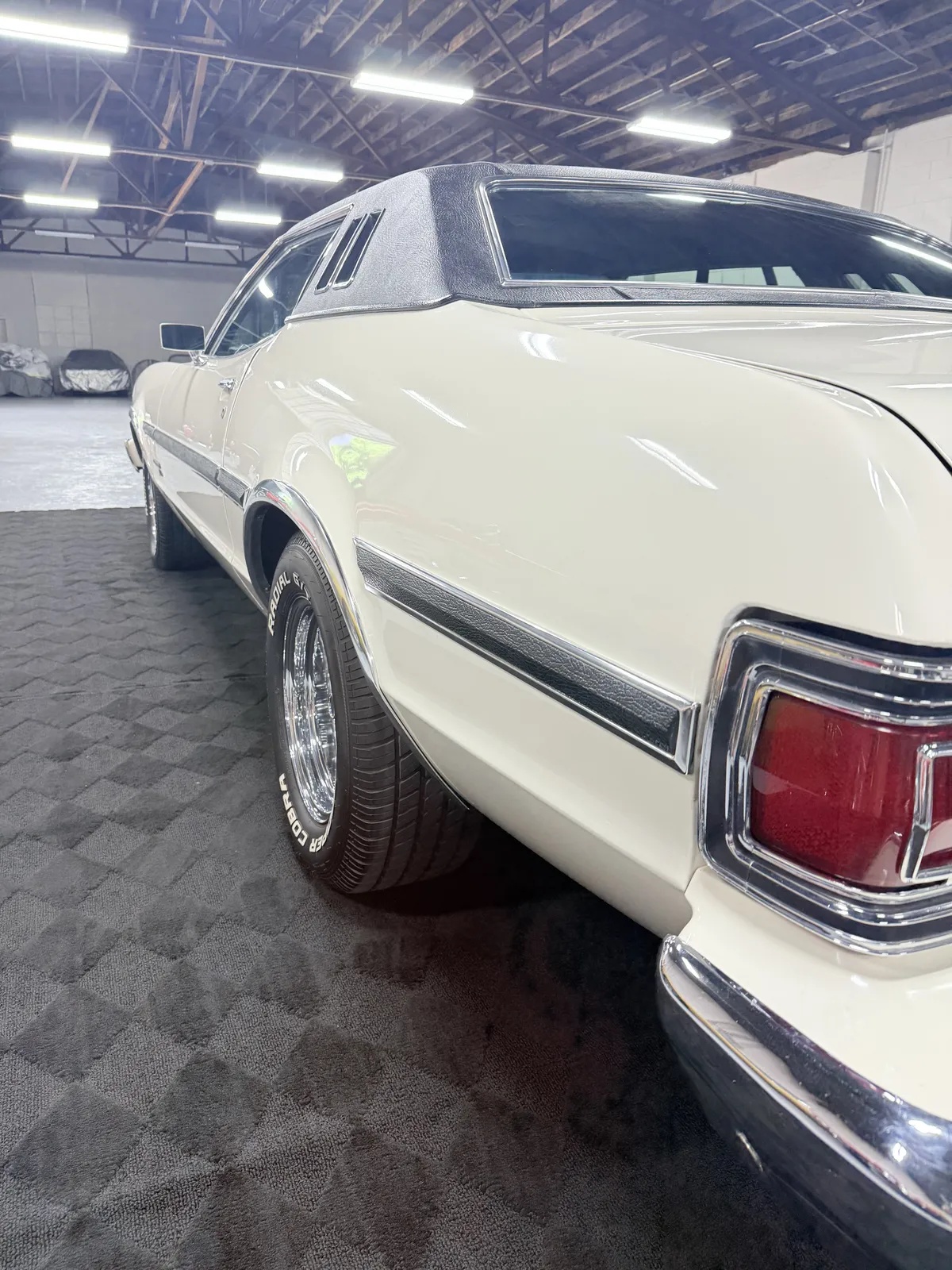 Ford-Gran-torino-1974-White-Black-2