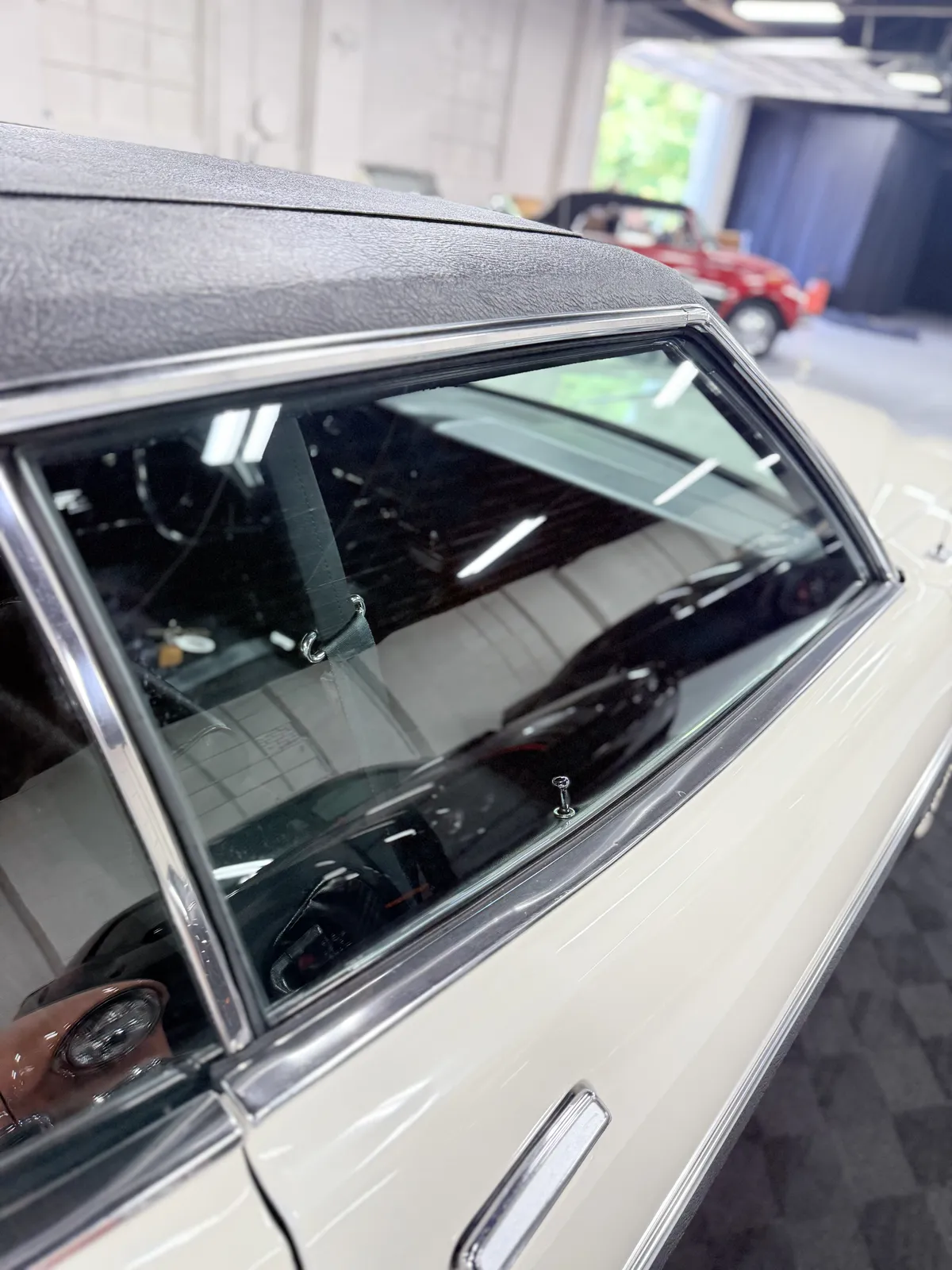 Ford-Gran-torino-1974-White-Black-2