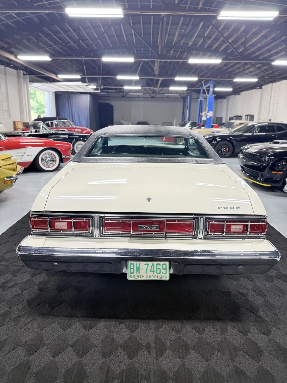 Ford-Gran-torino-1974-White-Black-3