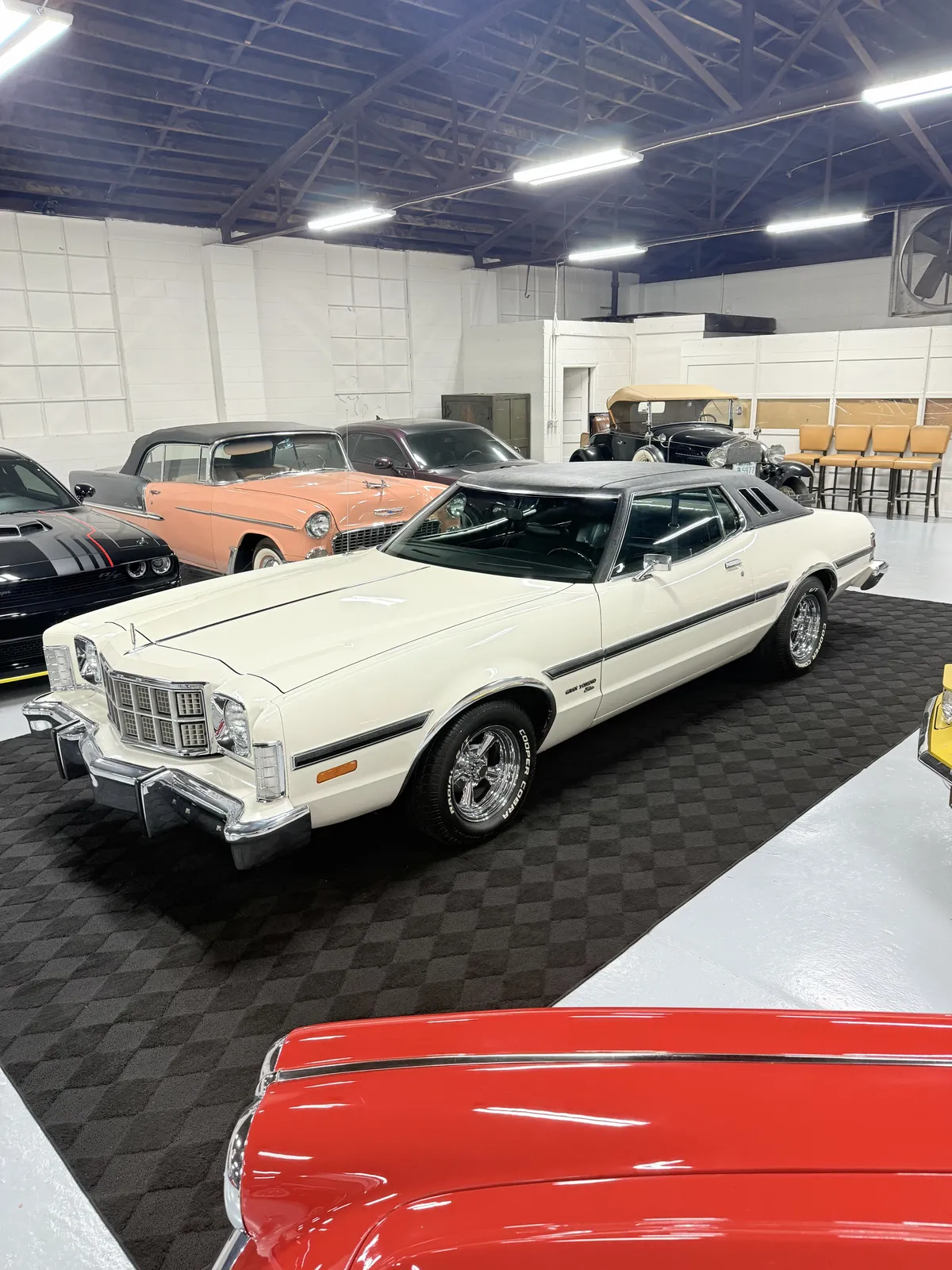 Ford-Gran-torino-1974-White-Black-3