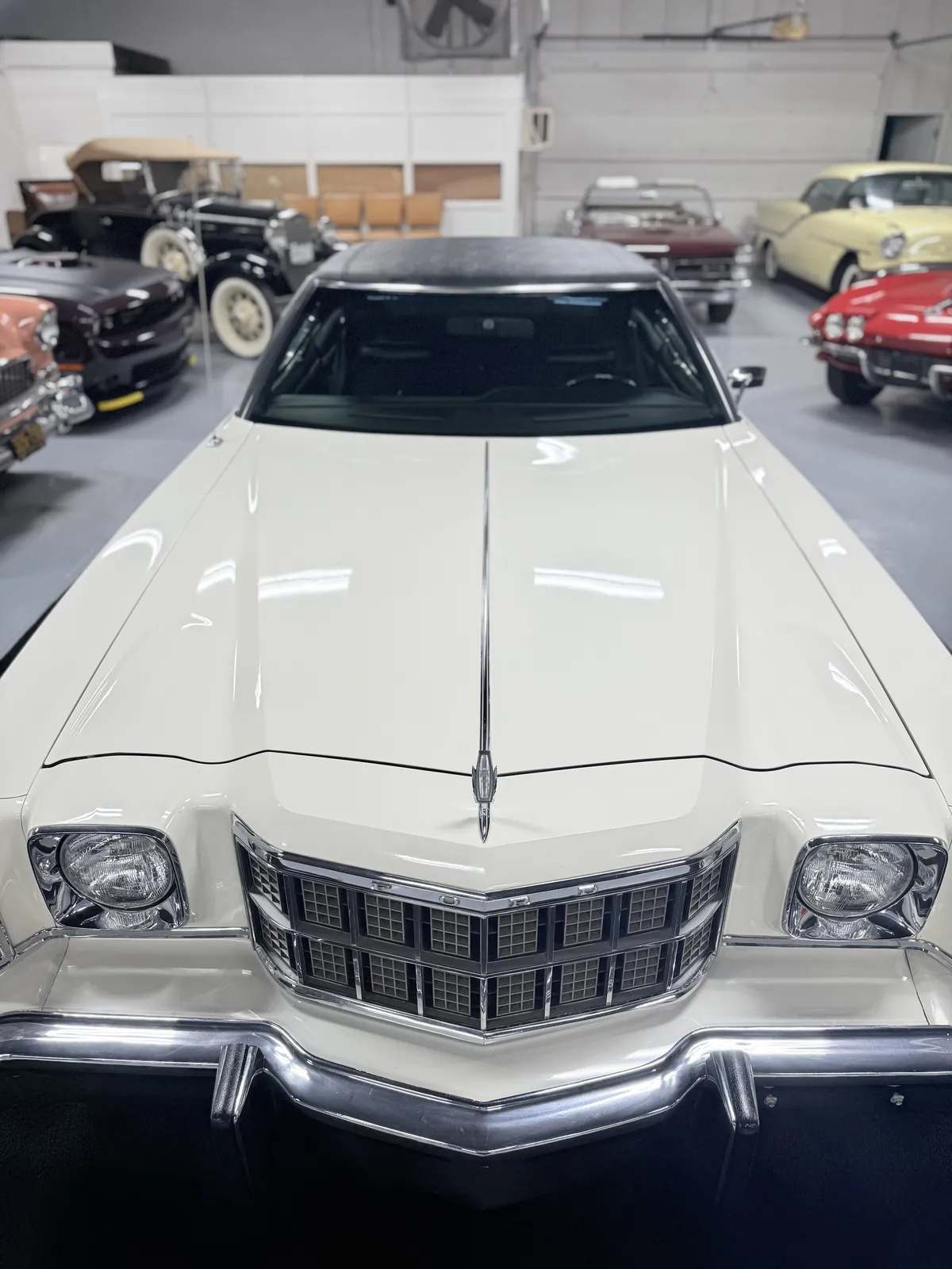 Ford-Gran-torino-1974-White-Black-4