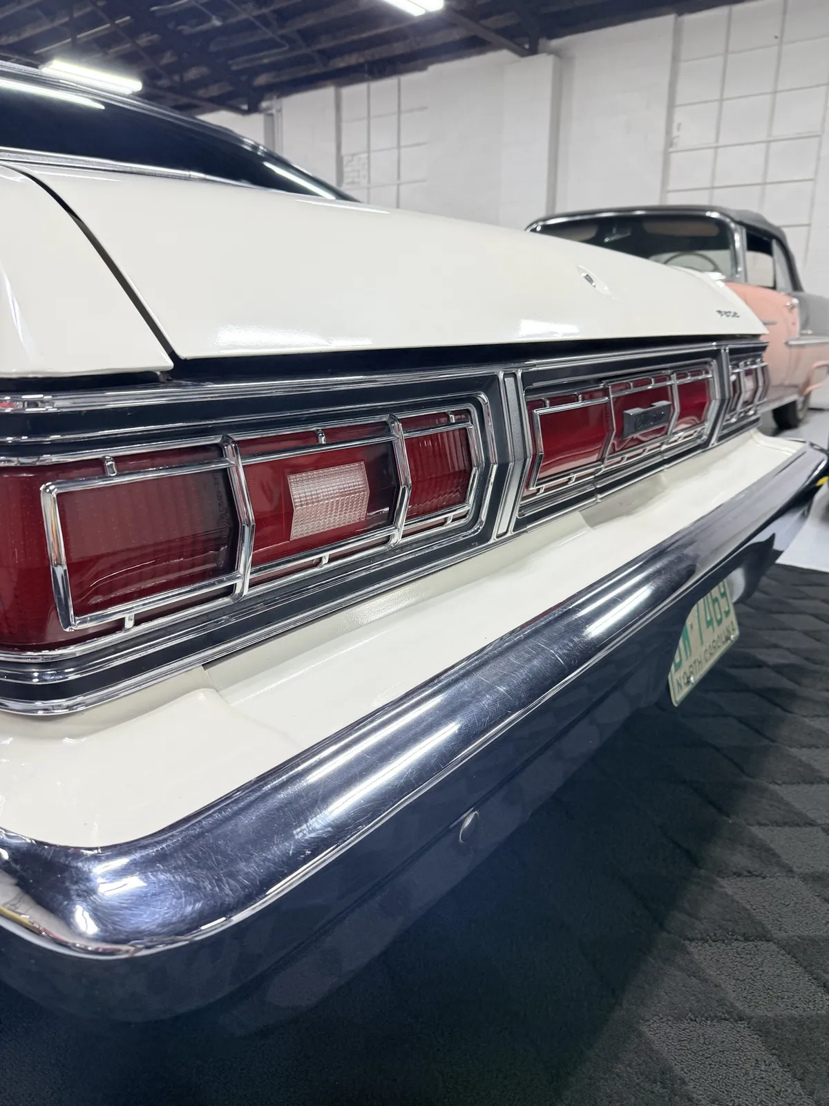 Ford-Gran-torino-1974-White-Black-4
