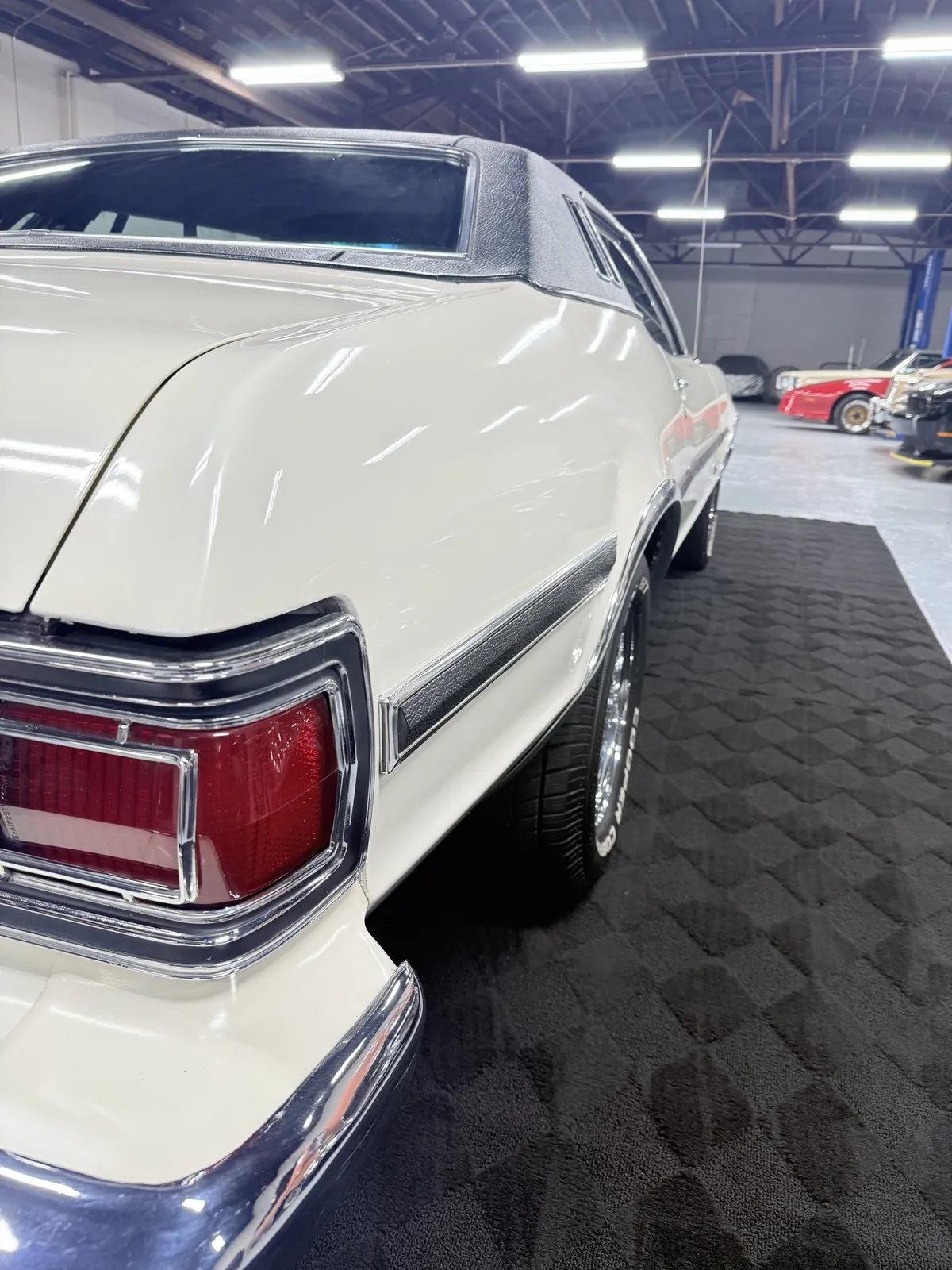 Ford-Gran-torino-1974-White-Black-6