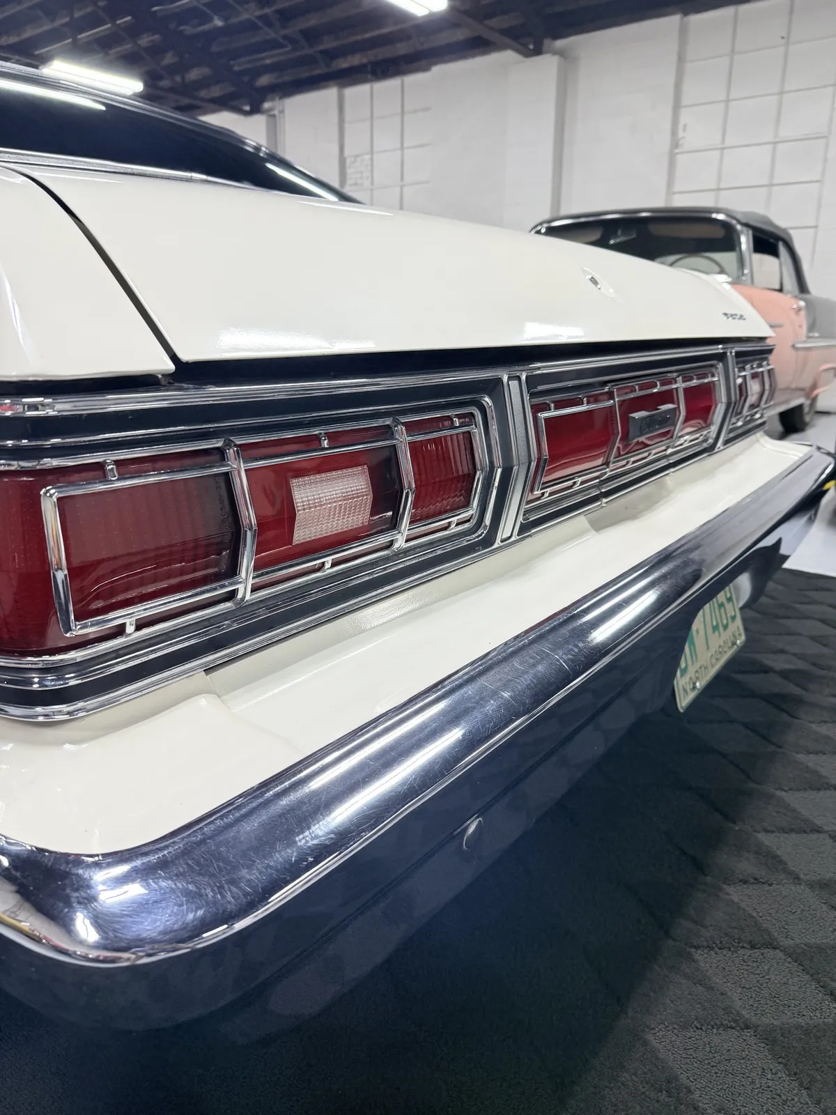 Ford-Gran-torino-1974-White-Black-7