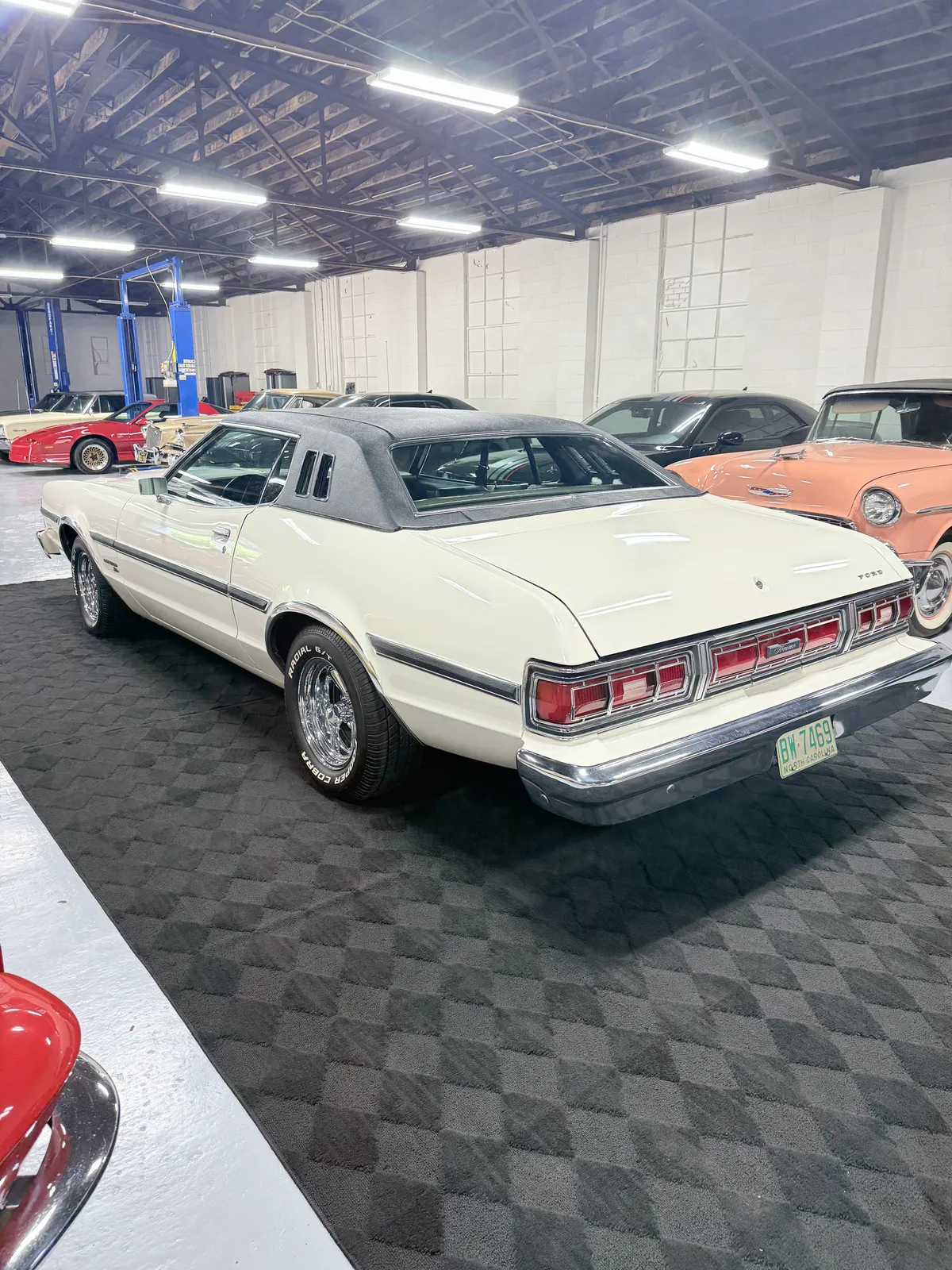 Ford-Gran-torino-1974-White-Black-7