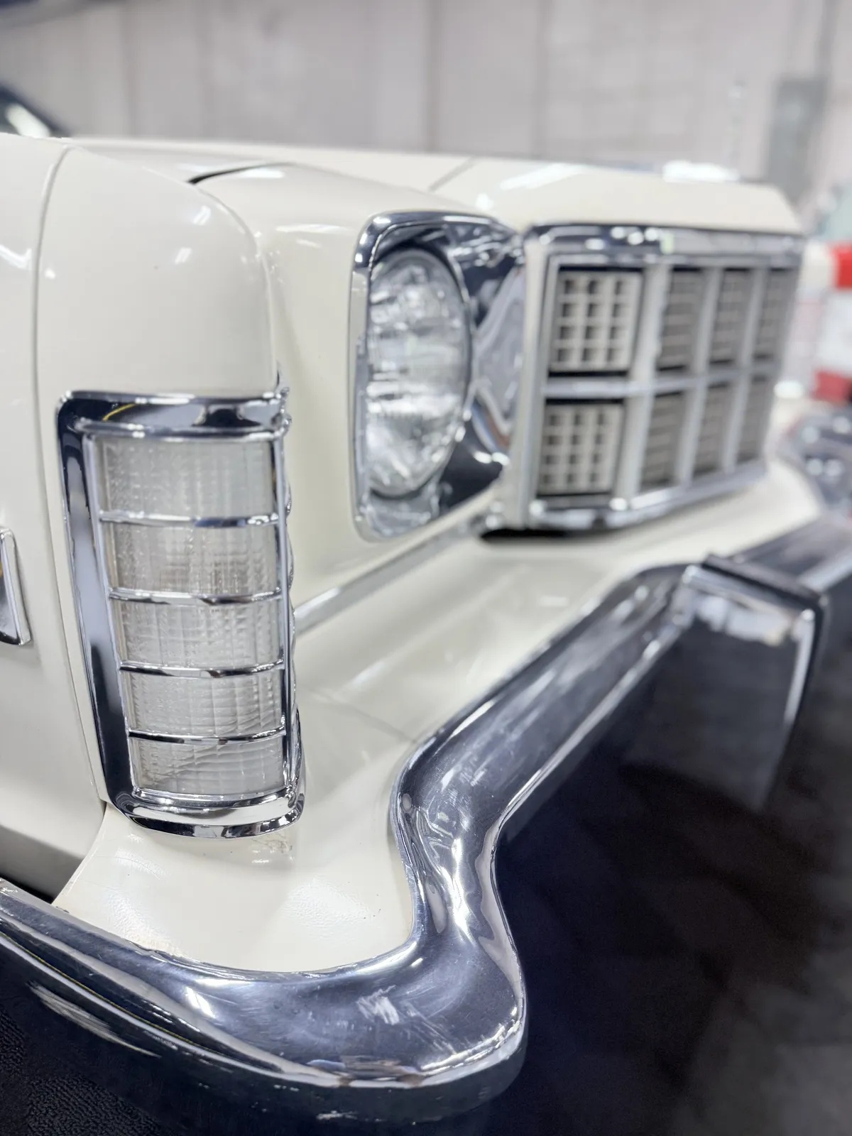 Ford-Gran-torino-1974-White-Black-8