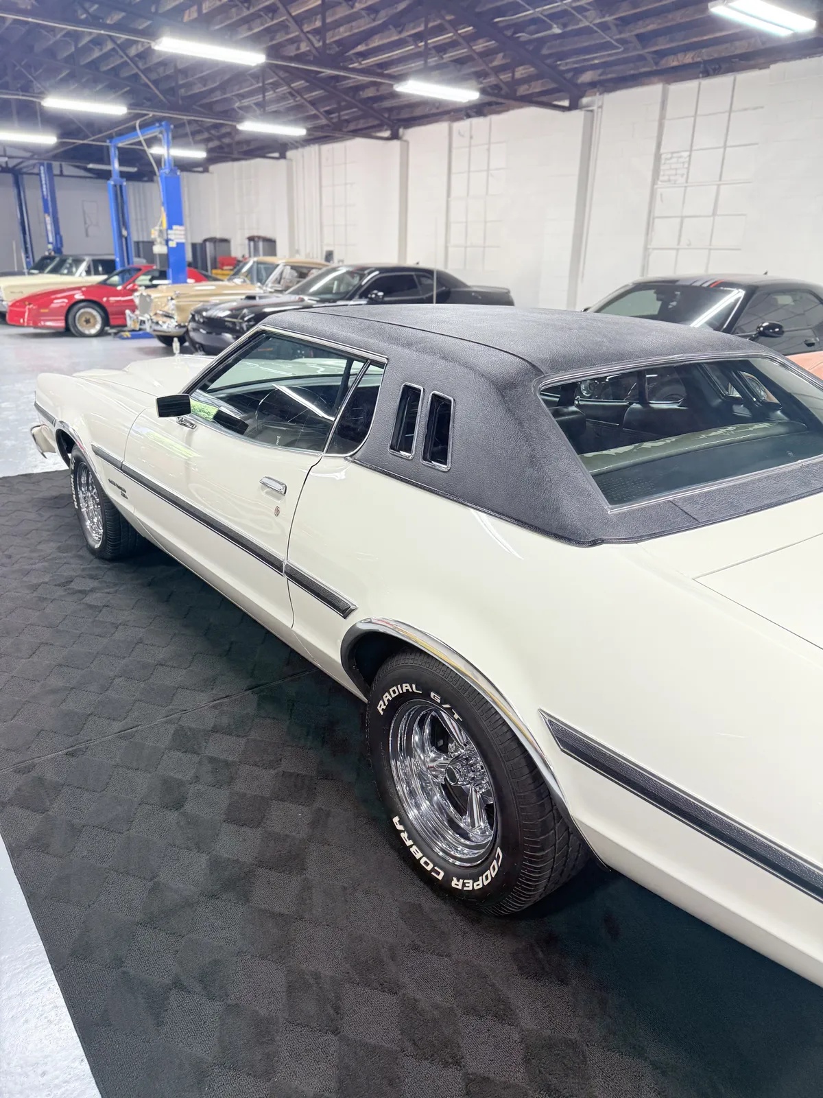 Ford-Gran-torino-1974-White-Black-9