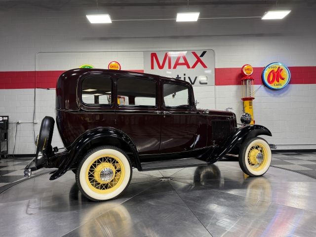 Ford-Model-18-1932-Sedan-12