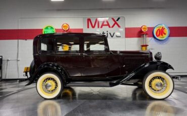 Ford-Model-18-1932-Sedan-13