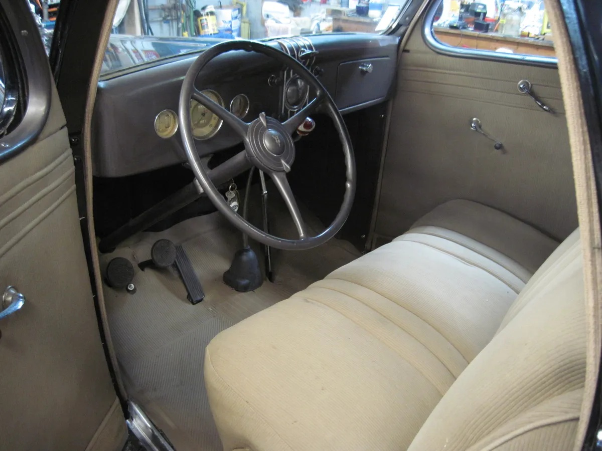Ford-Model-48-1935-Black-Tan-2