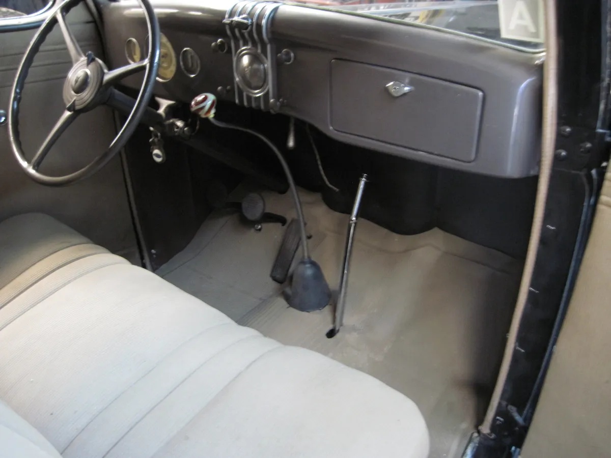 Ford-Model-48-1935-Black-Tan-5