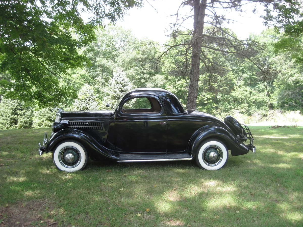 Ford-Model-48-1935-Black-Tan