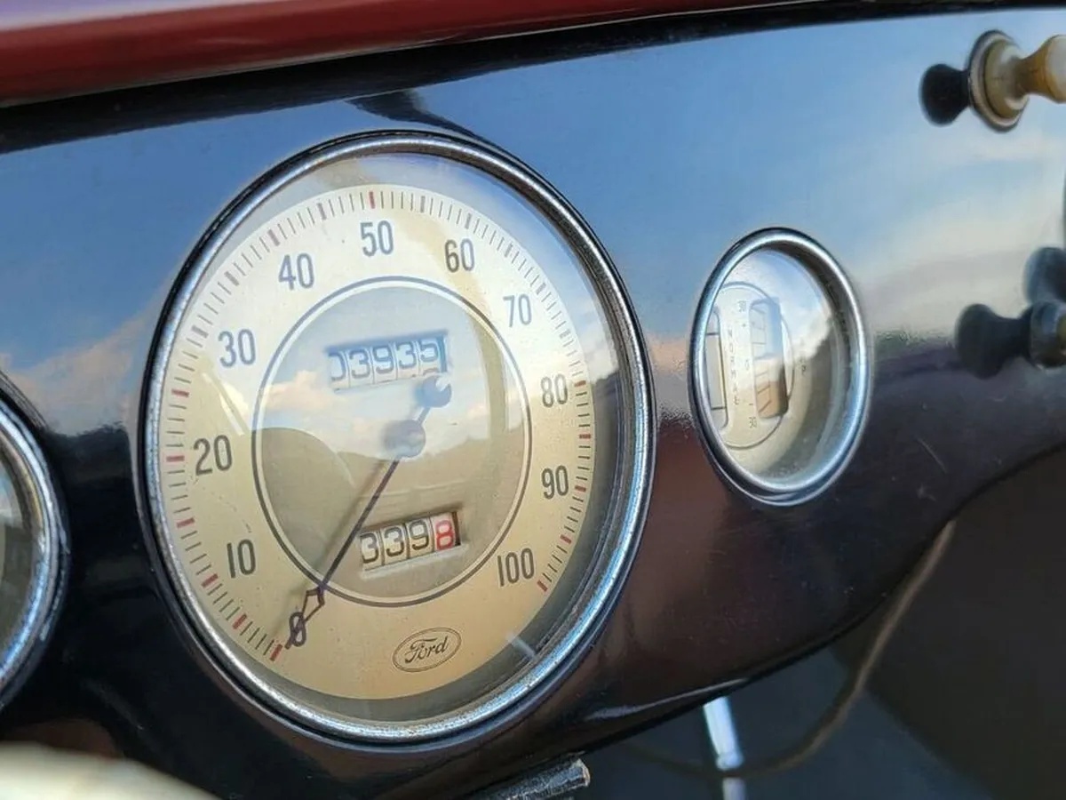 Ford-Model-68-1936-Maroon-Saddle-16