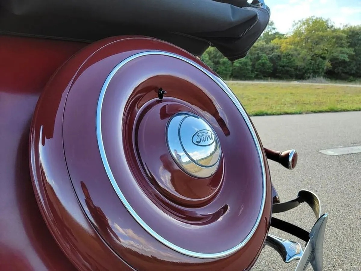 Ford-Model-68-1936-Maroon-Saddle-19