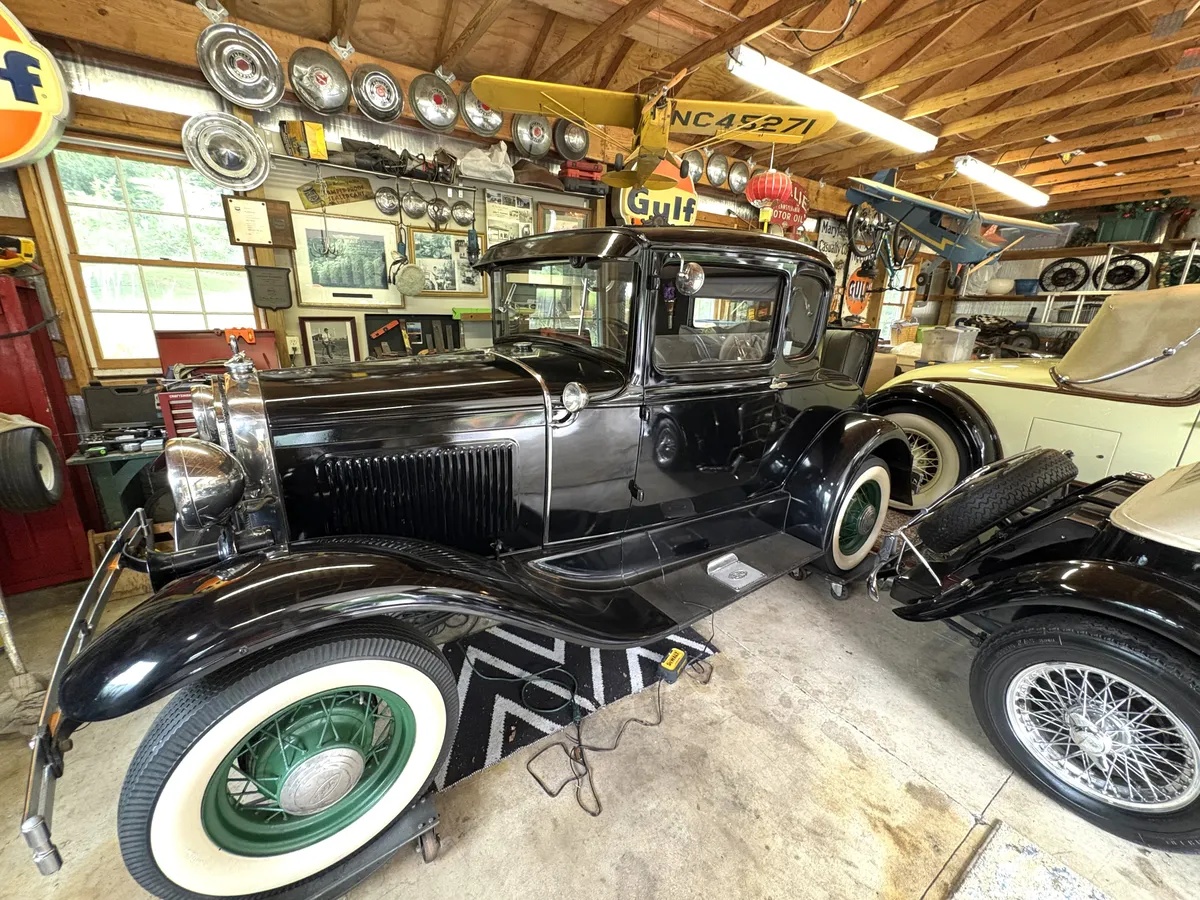 Ford-Model-a-1929-Black-Brown-1