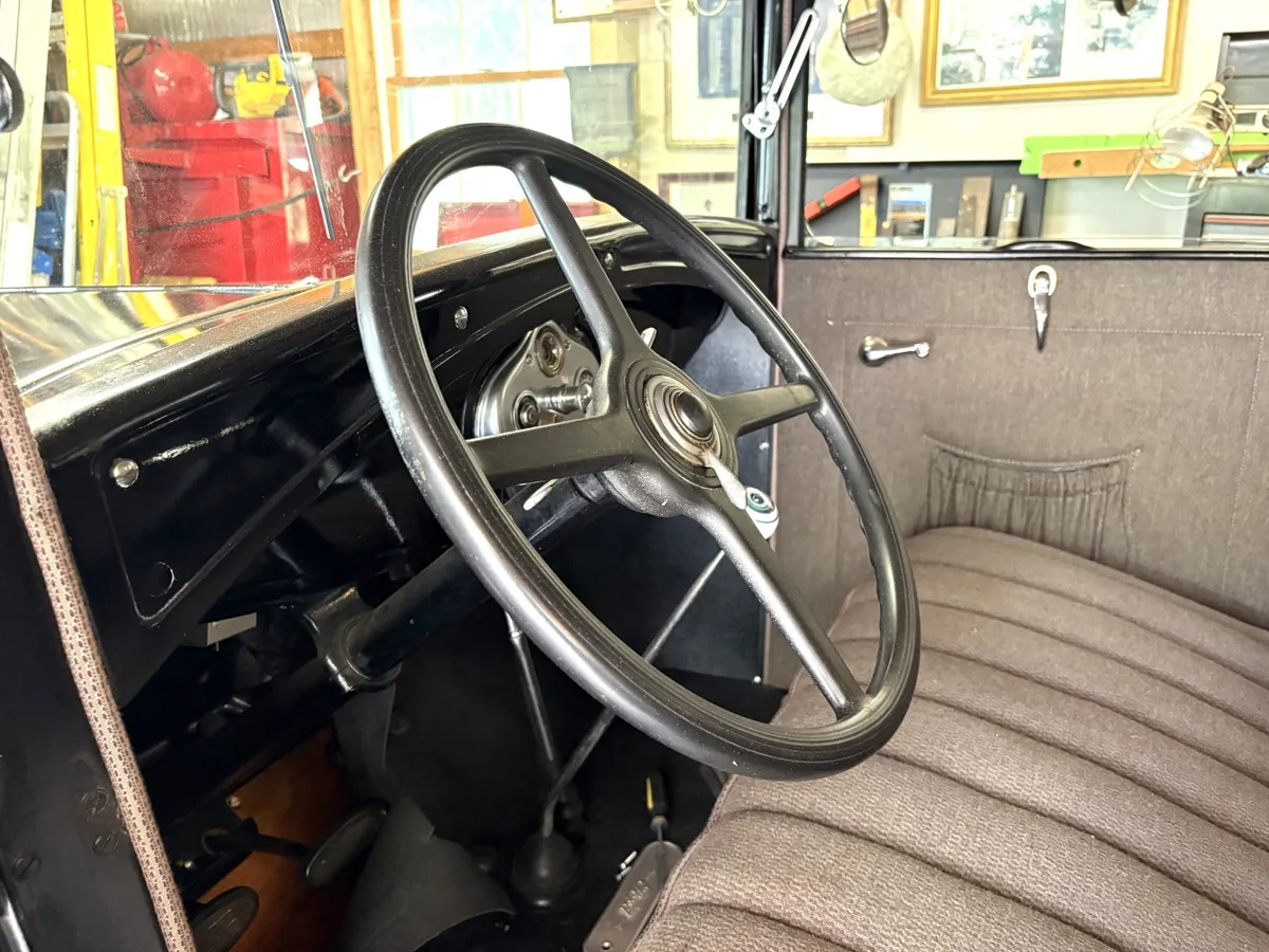 Ford-Model-a-1929-Black-Brown-5