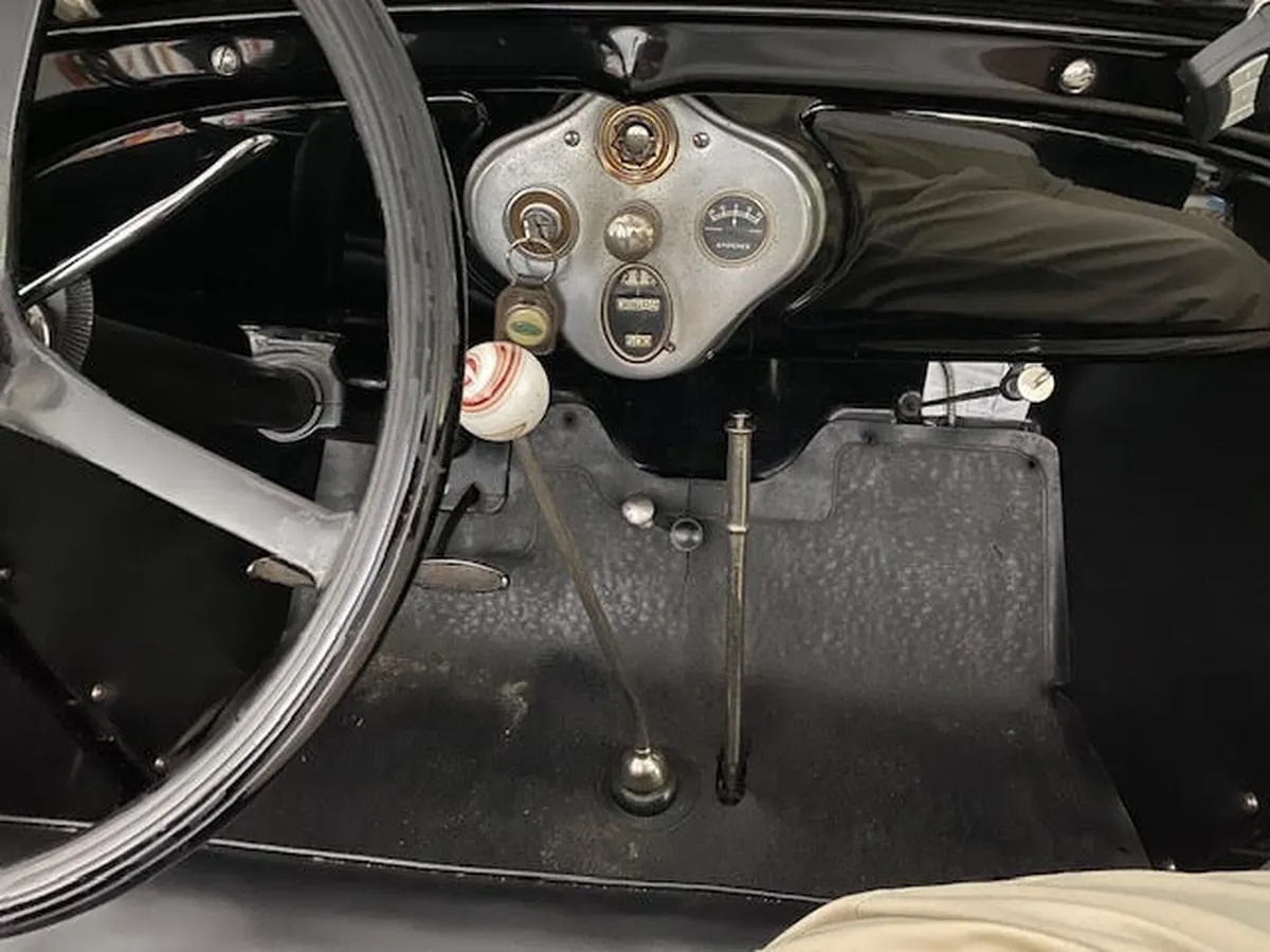 Ford-Model-a-1929-Black-Brown-Leather-2