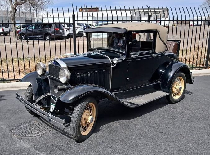Ford-Model-a-1930-BlackTan-Top-Tan