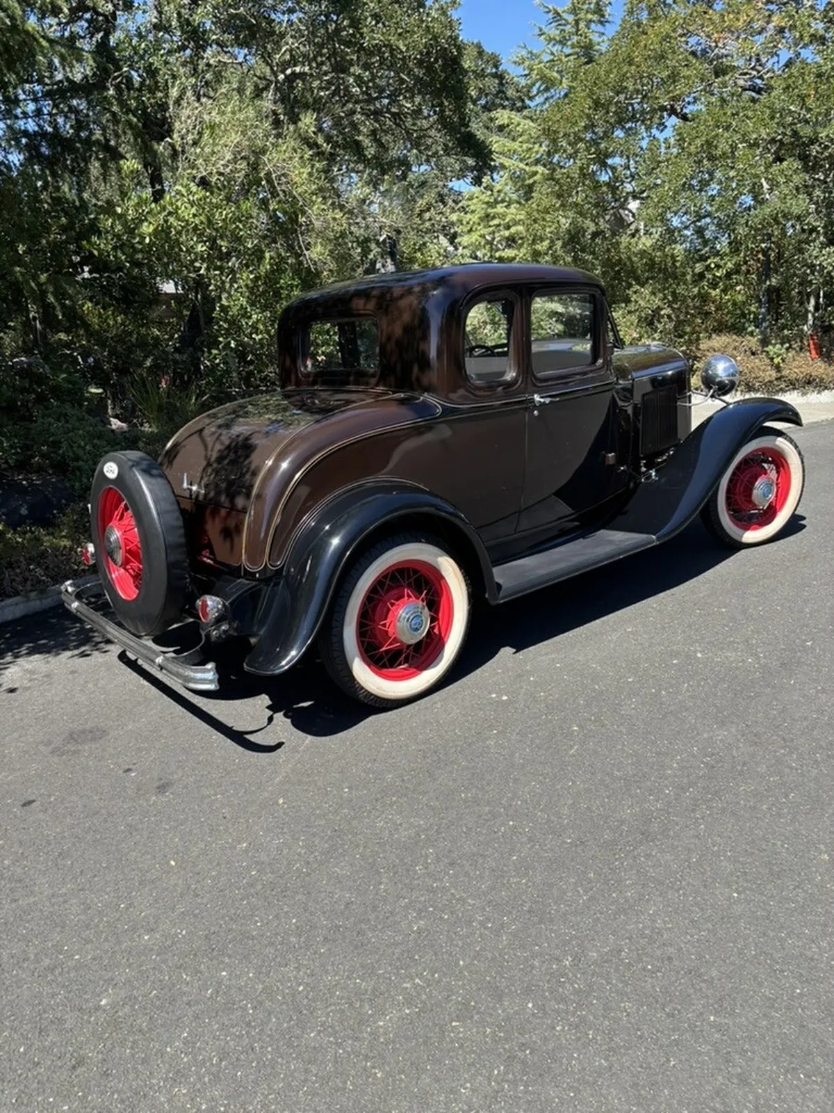 Ford-Model-b-1932-Black-Brown-12