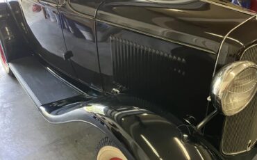 Ford-Model-b-1932-Black-Brown-19