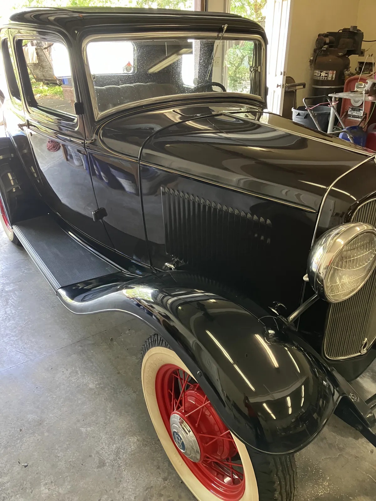 Ford-Model-b-1932-Black-Brown-19