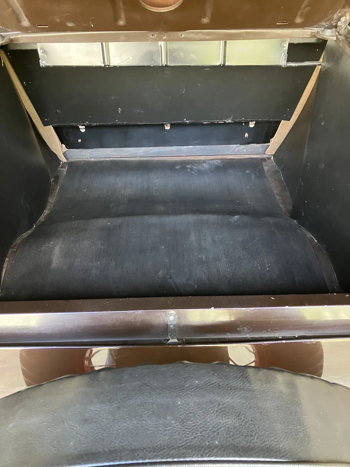 Ford-Model-b-1932-Black-Brown-2