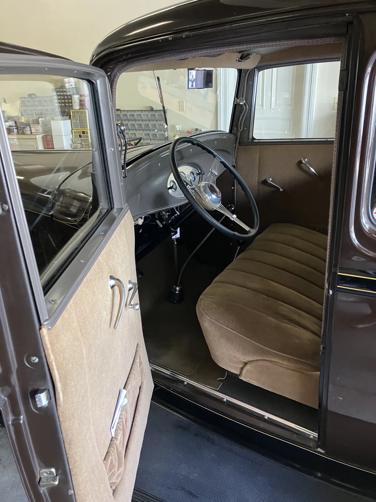 Ford-Model-b-1932-Black-Brown-3